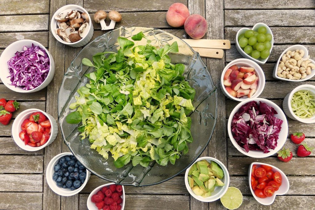 Owoce i warzywa podczas odchudzania – jakich unikać, a jakimi możemy się zajadać?