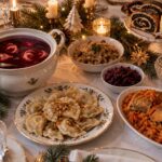 Wigilijny stół: barszcz z uszkami, pierogi, ryba po grecku, sałatka i ciasta
